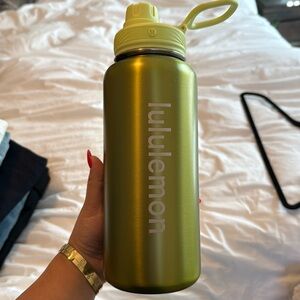 Lululemon green water bottle 32 ounce